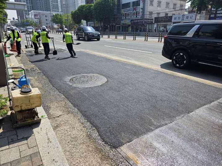 [대구=뉴시스] 대구 남구에서 나타난 도로 침하 현상으로 오토바이를 몰던 60대가 넘어져 다치는 사고가 발생해 지자체가 도로를 긴급 복구했다. (사진=대구시 남구 제공) 2025.05.14. photo@newsis.com *재판매 및 DB 금지