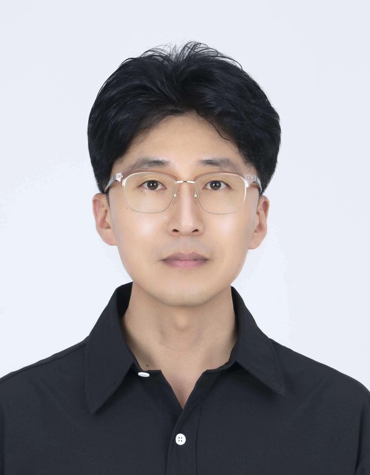 [고성(경남)=뉴시스] 신정철 기자= 경남 고성군청 소속 김수광 하일면 부면장이 전국에서 단 2명만 합격한 한국산업인력공단 주관 '2025년 제135회 정기 기술사 시험'에서 ‘수산양식기술사’에 최종 합격해 화제가 되고 있다.사진은 김수광 씨 프로필 사진 모습.(사진=고성군 제공).2025.05.14. photo@newsis.com *재판매 및 DB 금지