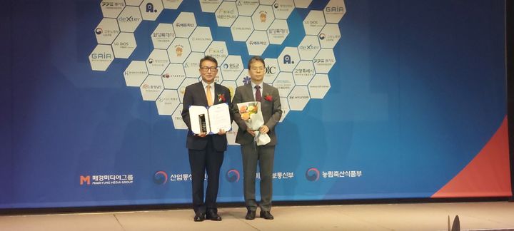 [홍성=뉴시스] 충남도, 전국 최초 투자유치 선도 도시 ‘대상’ 수상 모습.  *재판매 및 DB 금지