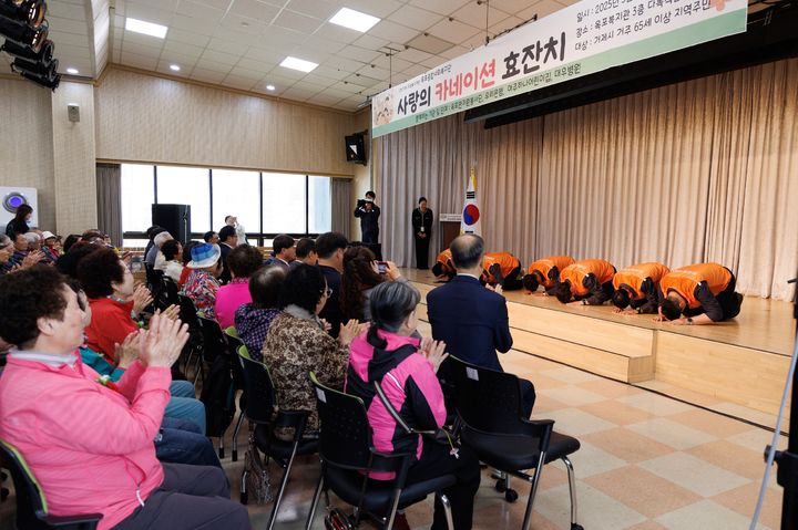 [거제=뉴시스] 신정철 기자= 한화오션(대표이사 김희철 사장)이 거제 지역 어르신들을 모시고 5월 가정의 달을 기념했다. 시잔은 지난 8일 옥포종합사회복지관 ‘2025 카네이션 효(孝)잔치’에 참여한 오션사회봉사단이 거제 지역 어르신들에게 큰절로 ‘어버이날’ 감사 인사를 드리고 있다.(사진=한화오션 제공).2025.05.14. photo@newsis.com *재판매 및 DB 금지