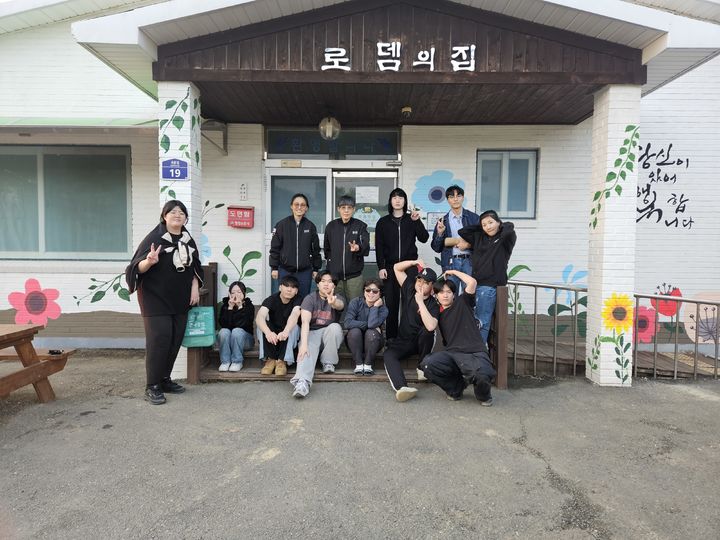 [홍성=뉴시스] 충남도립대 건축인테리어학과 학생들이 요양시설 로뎀의 집에서 벽화 봉사활동을 마친 후 기념촬영을 하고 있다.  *재판매 및 DB 금지