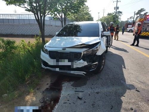 [정읍=뉴시스] 14일 오전 8시30분께 전북 정읍시 북면의 한 마을 앞 도로에서 모닝 차량과 카니발 차량이 서로 부딪혀 카니발 차량 전면부가 파손돼있다. (사진=전북특별자치도소방본부 제공) 2025.05.14. photo@newsis.com *재판매 및 DB 금지