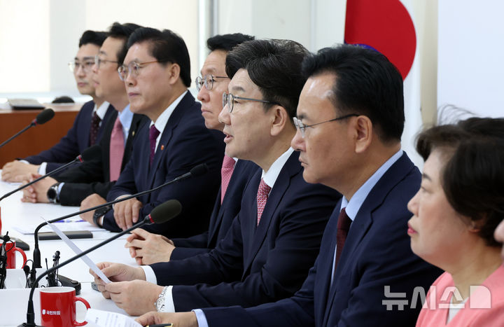 [서울=뉴시스] 조성봉 기자 = 권성동 국민의힘 원내대표가 14일 오전 서울 여의도 국회에서 열린 원내대표 주재 법제사법위원회 긴급회의에서 발언을 하고 있다. 2025.05.14. suncho21@newsis.com 