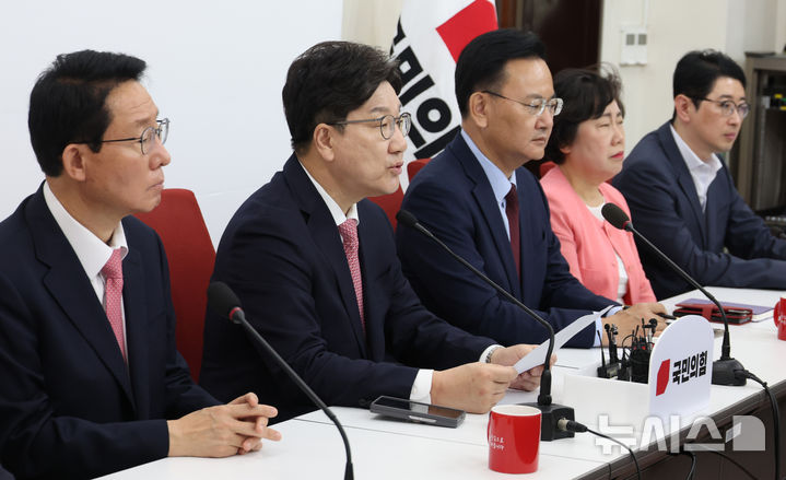 [서울=뉴시스] 조성봉 기자 = 권성동 국민의힘 원내대표가 14일 오전 서울 여의도 국회에서 열린 원내대표 주재 법제사법위원회 긴급회의에서 발언을 하고 있다. 2025.05.14. suncho21@newsis.com 
