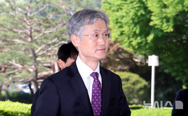 [서울=뉴시스] 추상철 기자 = 조희대 대법원장이 14일 오전 서울 서초구 대법원으로 출근하고 있다. 이날 조희대 대법원장과 대법관 등은 국회 법제사법위원회의 '조희대 대법원장 등 사법부의 대선개입 의혹 진상규명 청문회'에 증인으로 채택 됐으나 불출석 사유서를 제출했다. 2025.05.14. scchoo@newsis.com