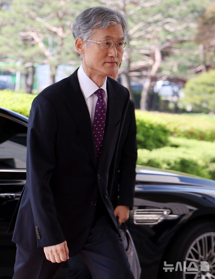 [서울=뉴시스] 추상철 기자 = 조희대 대법원장이 14일 오전 서울 서초구 대법원으로 출근하고 있다. 이날 조희대 대법원장과 대법관 등은 국회 법제사법위원회의 '조희대 대법원장 등 사법부의 대선개입 의혹 진상규명 청문회'에 증인으로 채택 됐으나 불출석 사유서를 제출했다. 2025.05.14. scchoo@newsis.com