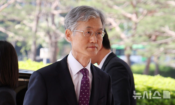 [서울=뉴시스] 추상철 기자 = 조희대 대법원장이 14일 오전 서울 서초구 대법원으로 출근하고 있다. 이날 조희대 대법원장과 대법관 등은 국회 법제사법위원회의 '조희대 대법원장 등 사법부의 대선개입 의혹 진상규명 청문회'에 증인으로 채택 됐으나 불출석 사유서를 제출했다. 2025.05.14. scchoo@newsis.com