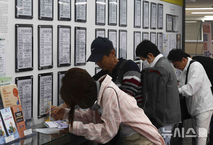 [서울=뉴시스] 김근수 기자 = 14일 서울 마포구 서부고용복지플러스센터 일자리 정보 게시판 앞에서 구직자들이 이력서를 작성하고 있다. ks@newsis.com