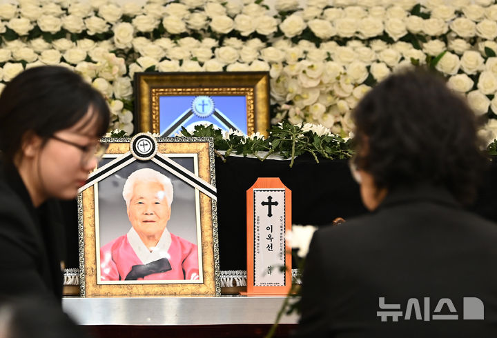 [용인=뉴시스] 김종택 기자 = 일본군 위안부 피해자 고(故) 이옥선 할머니의 발인식이 14일 경기 용인시 쉴낙원 경기장례식장에서 엄수되고 있다. 나눔의 집에서 거주하던 이 할머니는 지난 11일 향년 97세로 별세했다. 정부에 등록된 일본군 위안부 피해자 240명 중 생존자는 6명만 남았다. 2025.05.14. jtk@newsis.com