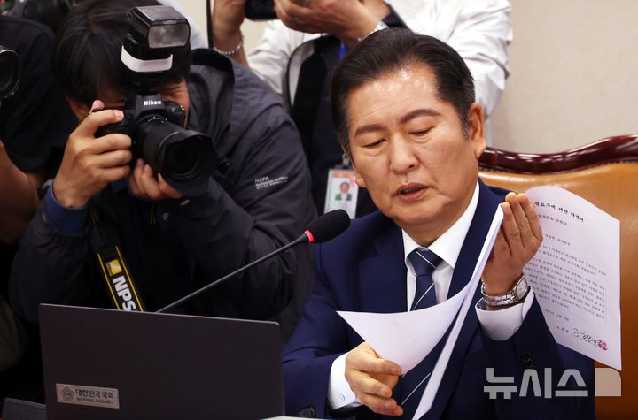 [서울=뉴시스] 조성봉 기자 = 정청래 국회 법사위원장이 14일 오전 서울 여의도 국회 법제사법위원회에서 열린 조희대 대법원장 등 사법부의 대선개입 의혹 진상규명 청문회에서 조희대 대법원장 등 대법관들의 불출석 사유서를 공개하고 있다. 2025.05.14. suncho21@newsis.com