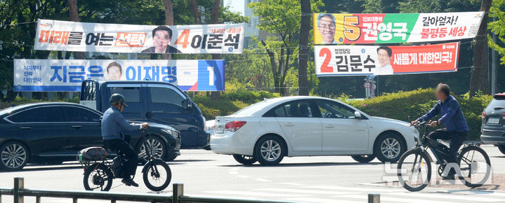 [전주=뉴시스] 김얼 기자 = 제21대 대통령선거를 20일 앞둔 14일 전북 전주시 백제대로에 각 당 후보들의 현수막이 붙어 있다. 2025.05.14. pmkeul@newsis.com