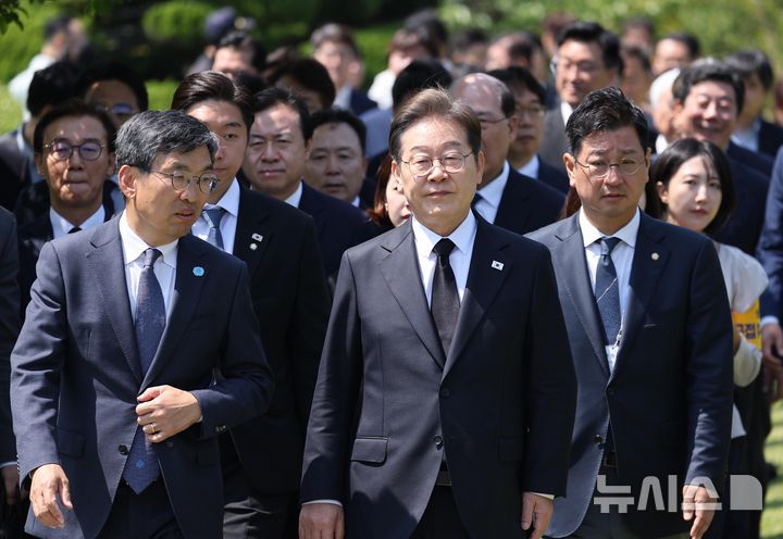 이재명, 낙태죄 후속입법 계획 묻자 "법률이란 사회적 합의…국민 뜻 살필 것"