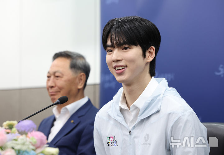 [서울=뉴시스] 김금보 기자 = 피겨스케이팅 차준환이 14일 서울 중구 서울시청에서 열린 서울시청 피겨팀 입단식에서 소감을 말하고 있다. 2025.05.14. kgb@newsis.com