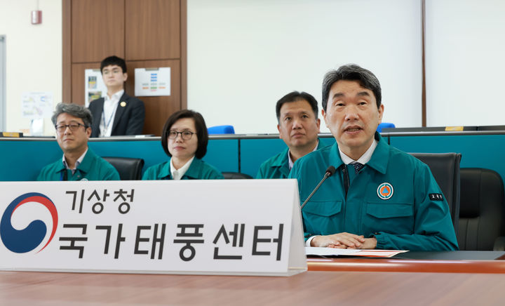 [서귀포=뉴시스] 고범준 기자 = 이주호 대통령 권한대행 부총리 겸 교육부 장관이 14일 제주도 서귀포시 국가태풍센터를 방문해 여름철 풍수해 대응 태세를 점검하고 있다. (사진=교육부 제공) 2025.05.14. photo@newsis.com *재판매 및 DB 금지