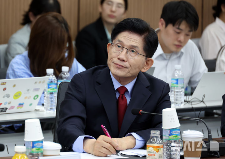 [사천=뉴시스] 고승민 기자 = 김문수 국민의힘 대선 후보가 14일 경남 사천 우주항공청에서 소개 브리핑을 경청하고 있다. 2025.05.14. kkssmm99@newsis.com