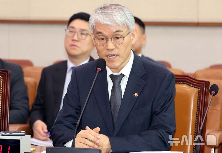 [서울=뉴시스] 조성봉 기자 = 천대엽 법원행정처장이 14일 오전 서울 여의도 국회 법제사법위원회에서 열린 조희대 대법원장 등 사법부의 대선개입 의혹 진상규명 청문회에서 의원의 질의에 답변하고 있다. 2025.05.14. suncho21@newsis.com