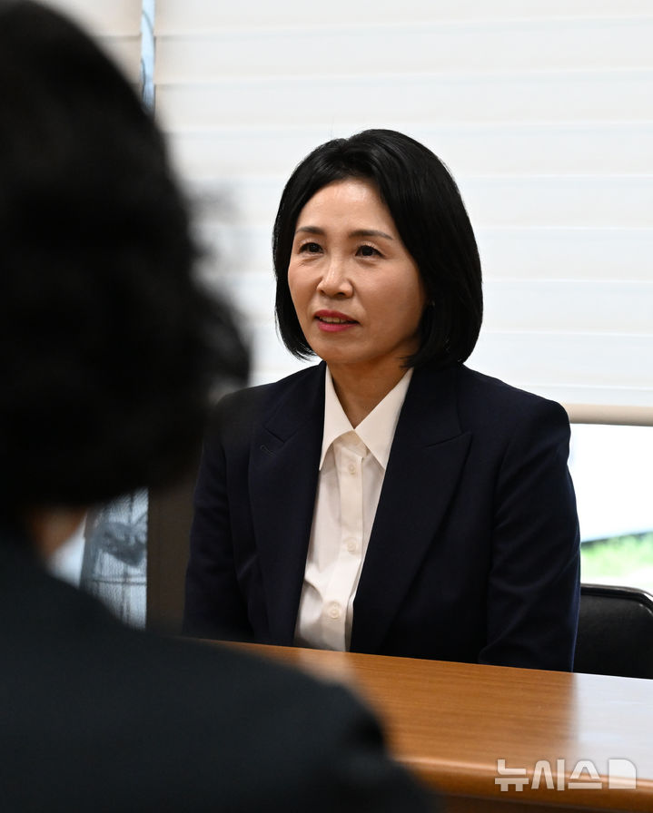 김혜경 여사, 연일 종교계 행보…경주 불국사 스님 예방 김혜경 여사, 연일 종교계 행보…경주 불국사 스님 예방