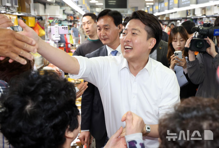 [부산=뉴시스] 하경민 기자 = 이준석 개혁신당 대통령 선거 후보가 14일 부산 중구 자갈치시장에서 상인들과 인사하며 지지를 호소하고 있다. 2025.05.14. yulnetphoto@newsis.com