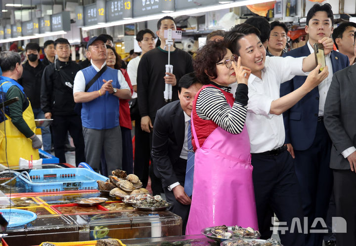 [부산=뉴시스] 하경민 기자 = 이준석 개혁신당 대통령 선거 후보가 14일 부산 중구 자갈치시장에서 상인과 셀카를 찍고 있다. 2025.05.14. yulnetphoto@newsis.com