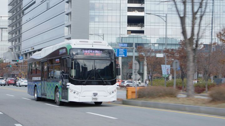 [수원=뉴시스] 도심형 자율주행 실증단지인 판교제로시티를 주행 중인 '판타G버스'. (사진=경기도 제공) 2025.05.15. photo@newsis.com *재판매 및 DB 금지