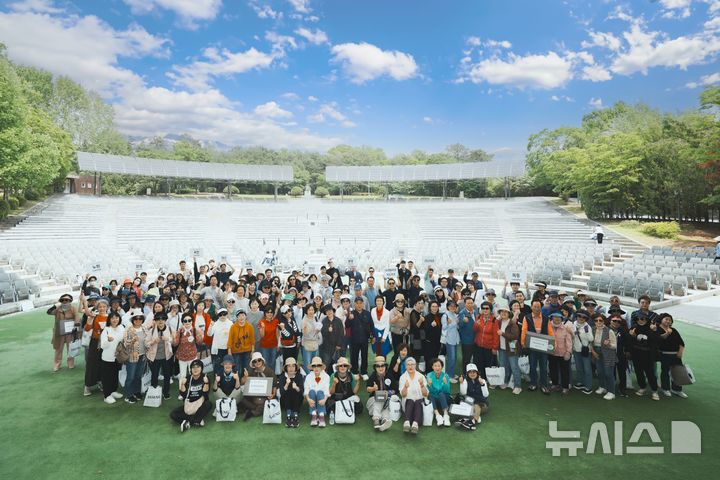 [서울=뉴시스]‘자생과 함께 걸어요’ 행사에 참가한 일산자생한방병원 임직원과 참가자들이 단체사진을 촬영하고 있다. (사진= 자생한방병원 제공) 2025.05.15. photo@newsis.com. 