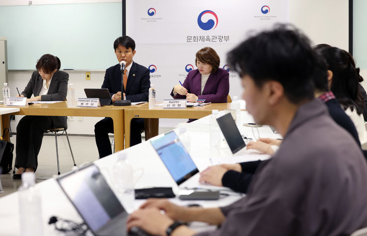 용호성 문화체육관광부 제1차관이 15일 서울 종로구 국립현대미술관 서울관에서 국립예술단체장 선발 절차와 일정을 개편하는 계획 등을 포함한 '공연예술 정책'을 발표하고 있다. *재판매 및 DB 금지