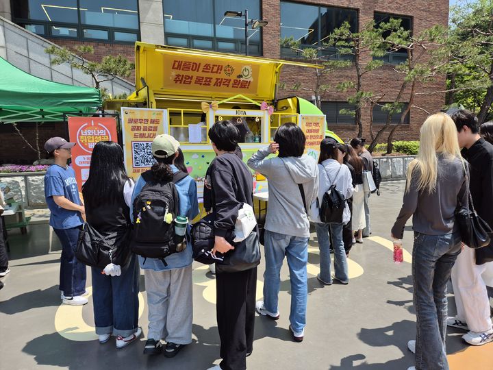 서경대 대학일자리플러스 본부가 이벤트를 통해 재학생들에게 사업을 안내하고 있다. (사진=서경대 제공) *재판매 및 DB 금지
