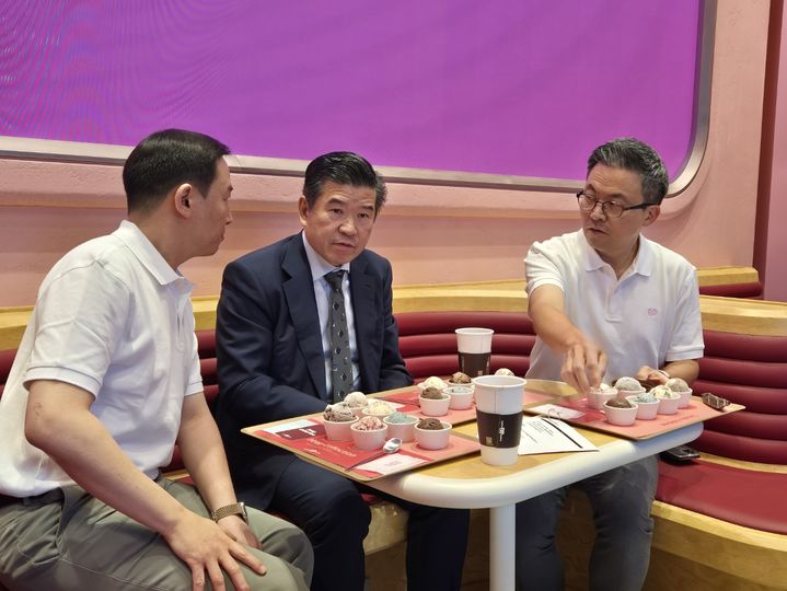 허희수(왼쪽부터) SPC 부사장과 제임스 킴 암참 회장과 김대일 섹타나인 대표가 배스킨라빈스 청담점에서 대화를 나누고 있다. (사진=동효정 기자) 2025.05.15. vivid@newsis.com *재판매 및 DB 금지