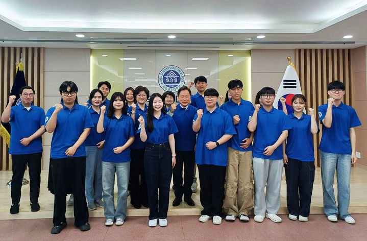 [공주=뉴시스] 국립공주대 임경호 총장과 9기 눈높이 상담단 단원들 기념촬영. (사진=국립공주대 제공)  *재판매 및 DB 금지