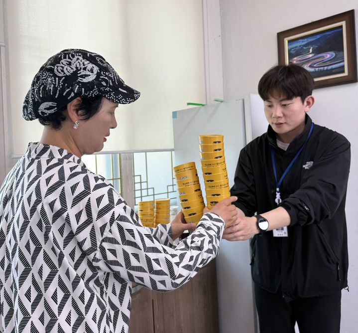 [함양=뉴시스] 함양경찰서, 학교폭력 예방 QR코드 삽입 컵홀더 배부 (사진=함양경찰서 제공) 2025. 05. 15. photo@newsis.com *재판매 및 DB 금지
