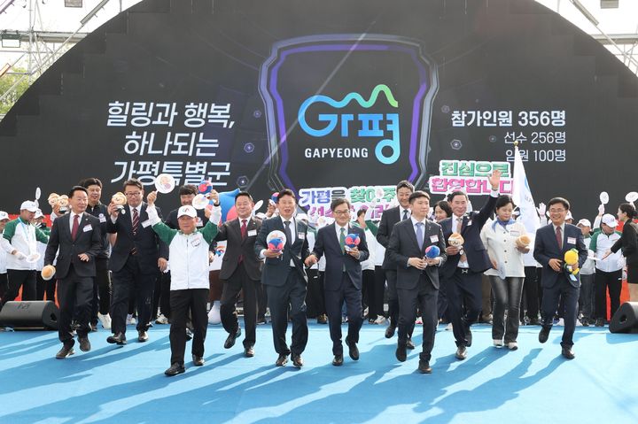 15일 가평군 자라섬에서 열린 제71회 경기도체육대회 개회식에서 서태원 가평군수가 김동연 깅기도지사, 유승민 대한체육회장 등 내빈들과 입장하고 있다. (사진=가평군 제공) photo@newsis.com *재판매 및 DB 금지