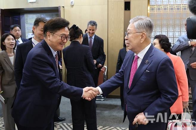 [서울=뉴시스] 우원식 국회의장이 15일 국회에서 미국 전직 연방하원의원 방한단을 접견했다. (사진=국회의장실 제공) 2025.05.15