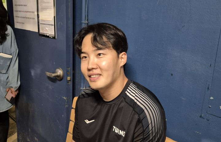 [서울=뉴시스] 문채현 기자 = 프로야구 LG 트윈스 임찬규가 15일 서울 잠실구장에서 열린 2025 신한 쏠뱅크 KBO리그 키움 히어로즈와의 경기 승리투수에 오른 뒤 취재진과 인터뷰를 하고 있다. 2025.05.15. dal@newsis.com *재판매 및 DB 금지