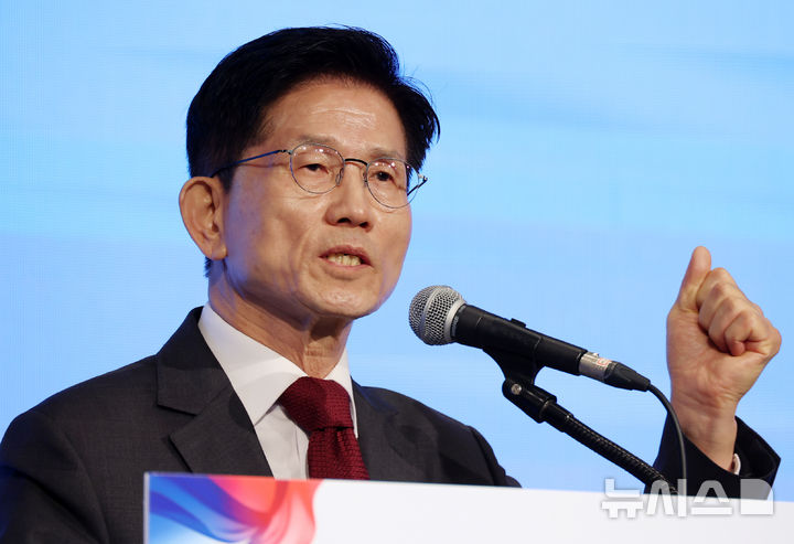 [서울=뉴시스] 조성우 기자 = 김문수 국민의힘 대선후보가 15일 오전 서울 영등포구 중소기업중앙회에서 열린 '자랑스러운 중소기업인협의회 조찬 강연'에 참석해 축사를 하고 있다. 2025.05.15. xconfind@newsis.com