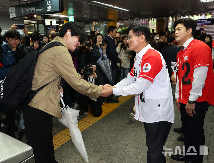 [서울=뉴시스] 조성봉 기자= 김문수 국민의힘 대선후보와 김용태(오른쪽) 공동선거대책위원장이 15일 오전 서울 구로구 신도림역에서 출근길 시민들과 인사를 하며 지지를 호소하고 있다. (공동취재) 2025.05.15. photo@newsis.com