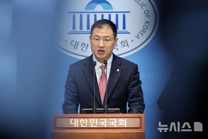 [서울=뉴시스] 조성우 기자 = 국민의힘을 탈당한 김상욱 무소속 의원이 15일 오전 서울 여의도 국회 소통관에서 이재명 더불어민주당 대선후보 지지를 선언하는 기자회견을 하고 있다. 2025.05.15. xconfind@newsis.com