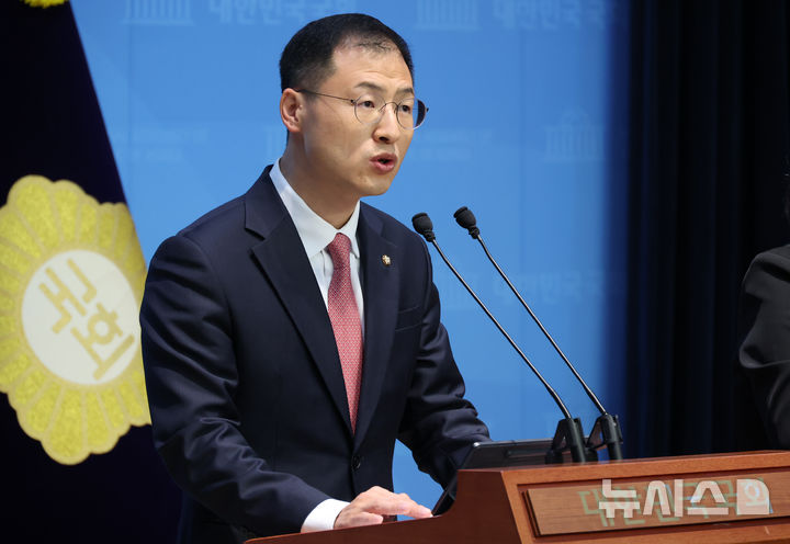 [서울=뉴시스] 조성우 기자 = 국민의힘을 탈당한 김상욱 무소속 의원이 15일 오전 서울 여의도 국회 소통관에서 이재명 더불어민주당 대선후보 지지를 선언하는 기자회견을 하고 있다. 2025.05.15. xconfind@newsis.com