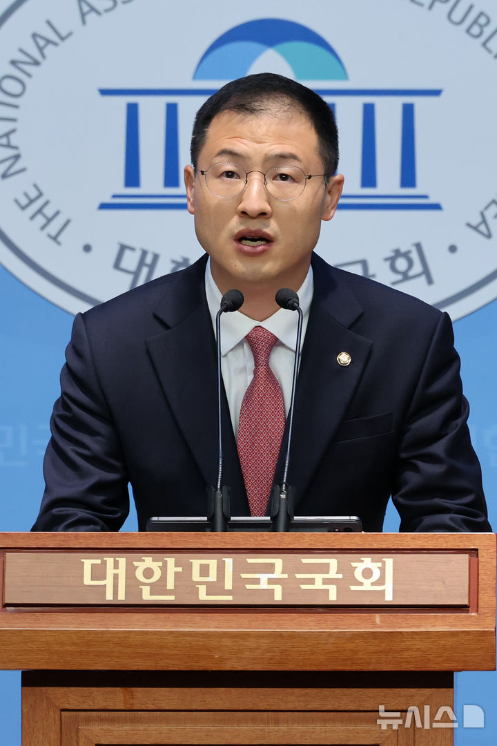 [서울=뉴시스] 조성우 기자 = 국민의힘을 탈당한 김상욱 무소속 의원이 15일 오전 서울 여의도 국회 소통관에서 이재명 더불어민주당 대선후보 지지를 선언하는 기자회견을 하고 있다. 2025.05.15. xconfind@newsis.com