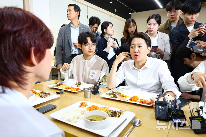 [서울=뉴시스] 황준선 기자 = 이준석 개혁신당 대통령선거 후보가 15일 서울 서초구 서울교육대학교를 찾아 학생들과 식사하며 대화를 하고 있다. 2025.05.15. hwang@newsis.com