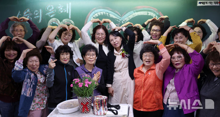 [서울=뉴시스] 김선웅 기자 = 스승의 날인 15일 서울 마포구 소재 일성여자중고등학교에서 만학도 학생들이 교사에게 감사의 마음을 전하고 있다. 2025.05.15. mangusta@newsis.com