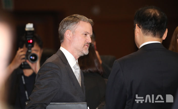 [제주=뉴시스] 우장호 기자 = 제이미슨 그리어 미국 무역대표부(USTR) 대표가 15일 오후 서귀포 제주국제컨벤션센터(ICC)에서 열린 아시아태평양경제협력체(APEC) 통상장관회의에 앞서 참석자들과 대화를 나누고 있다. 2025.05.15. woo1223@newsis.com