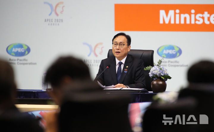 [제주=뉴시스] 우장호 기자 = 정인교 산업통상자원부 통상교섭본부장이 15일 오후 서귀포 제주국제컨벤션센터(ICC)에서 열린 아시아태평양경제협력체(APEC) 통상장관회의에서 개회사를 하고 있다. 이번 APEC 통상장관회의에는 회원국인 21개국 통상장관들과 경제협력개발기구(OECD), 세계무역기구(WTO) 등 국제기구 관계자들이 참석한다. 2025.05.15. woo1223@newsis.com