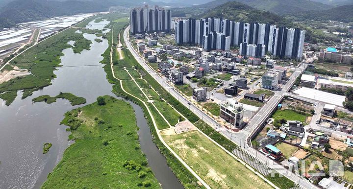 나주시가 남평 한우촌에서 남평양우내안애2차아파트 구간에 이르는 1.2㎞ 길이의 남평 강변도로 확·포장 공사를 조기에 마치고 15일 전면 개통했다. (사진=나주시 제공) 2025.05.15. photo@newsis.com