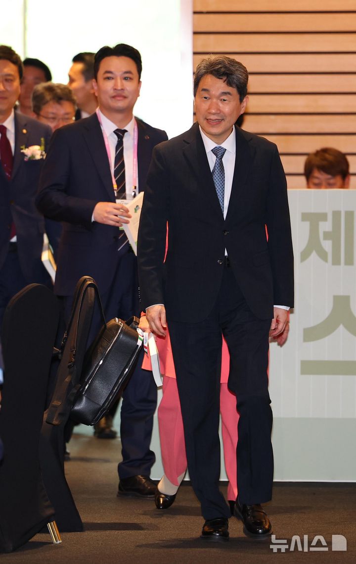 [서울=뉴시스] 최진석 기자 = 이주호 대통령 권한대행 부총리 겸 교육부 장관이 15일 서울 여의도 FKI 타워에서 열린 제44회 스승의 날 기념식에 입장하고 있다. 2025.05.15. myjs@newsis.com