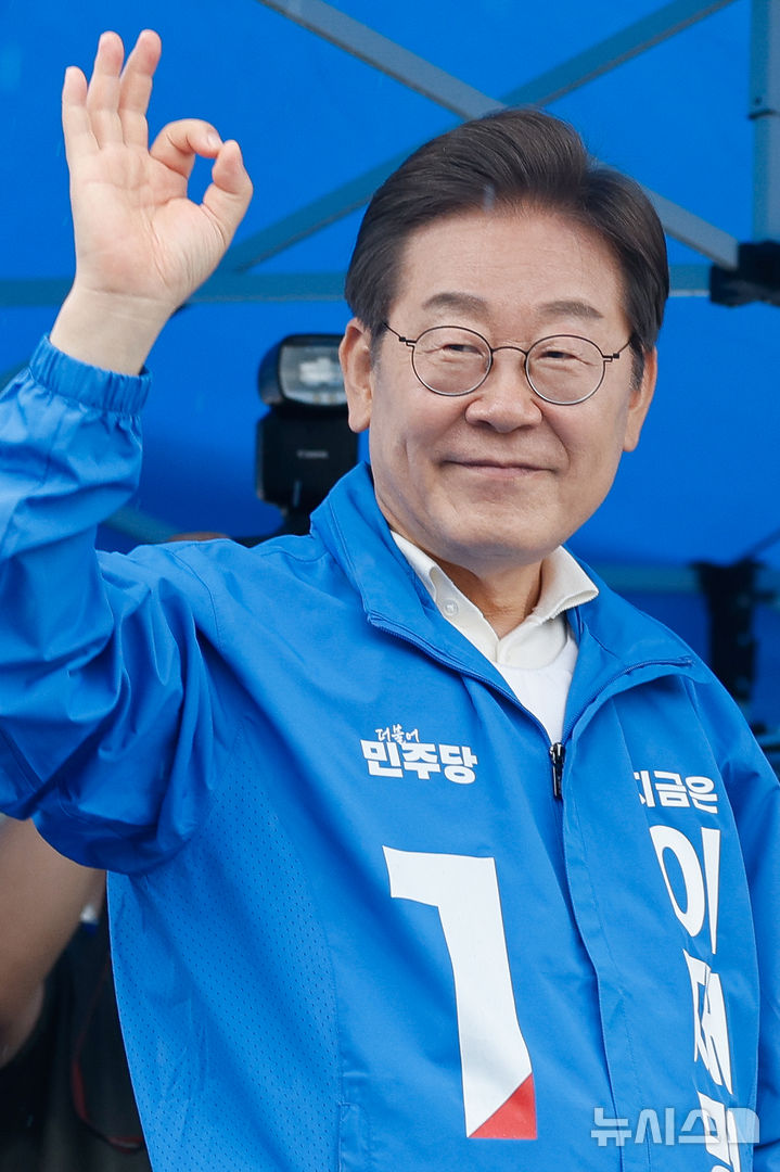 [여수=뉴시스] 권창회 기자 = 이재명 더불어민주당 대선 후보가 15일 전남 여수시 이순신광장에서 열린 집중유세에서 연설을 마친 뒤 시민들에게 인사하고 있다. (공동취재) 2025.05.15. photo@newsis.com