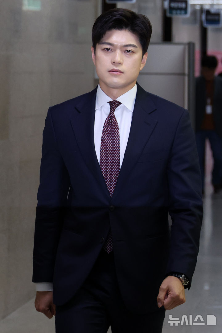 [서울=뉴시스] 조성우 기자 = 김용태 국민의힘 비상대책위원장이 15일 오후 서울 여의도 국회에서 열린 취임 공식 기자회견에 참석하기 위해 이동하고 있다. 2025.05.15. xconfind@newsis.com