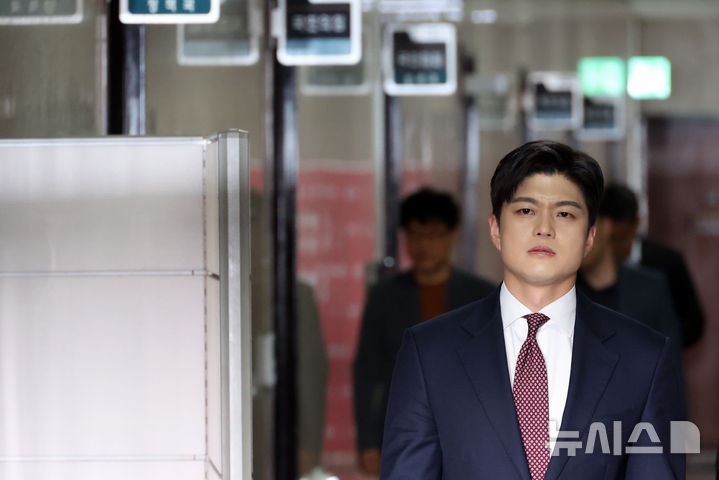 [서울=뉴시스] 조성우 기자 = 김용태 국민의힘 비상대책위원장이 15일 오후 서울 여의도 국회에서 열린 취임 공식 기자회견에 참석하기 위해 이동하고 있다. 2025.05.15. xconfind@newsis.com