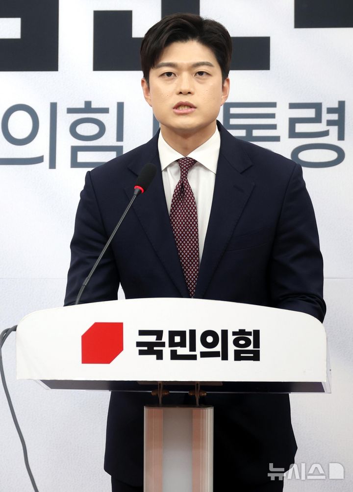 [서울=뉴시스] 조성봉 기자= 김용태 국민의힘 비상대책위원장이 15일 오후 서울 여의도 국회에서 열린 취임 기자간담회에서 발언을 하고 있다. 2025.05.15. suncho21@newsis.com