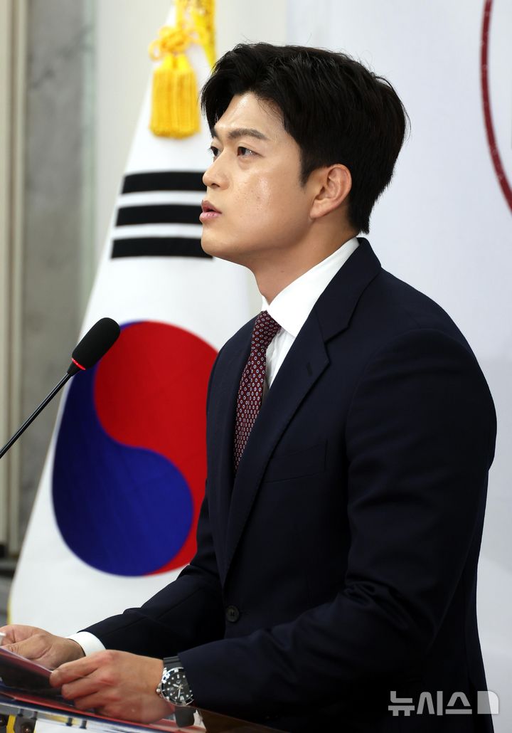 [서울=뉴시스] 조성봉 기자= 김용태 국민의힘 비상대책위원장이 15일 오후 서울 여의도 국회에서 열린 취임 기자간담회에서 발언을 하고 있다. 2025.05.15. suncho21@newsis.com