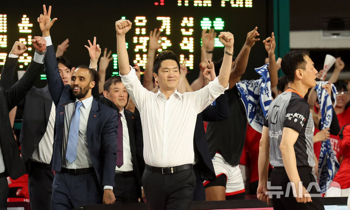 [창원=뉴시스] 추상철 기자 = 15일 오후 경남 창원체육관에서 열린 2024-2025 프로농구 챔피언결정전 서울 SK 나이츠와 창원 LG 세이커스 6차전 경기, SK 워니가 2쿼터 종료를 앞두고 3점 슛을 성공시키자 전희철 감독이 기뻐하고 있다. 2025.05.15. scchoo@newsis.com